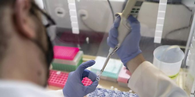 Ein Labormitarbeiter bereitet Abwasserproben auf, damit später darin nach Erbmaterial des Coronavirus gesucht werden kann. (Archivbild) coronavirus forscher