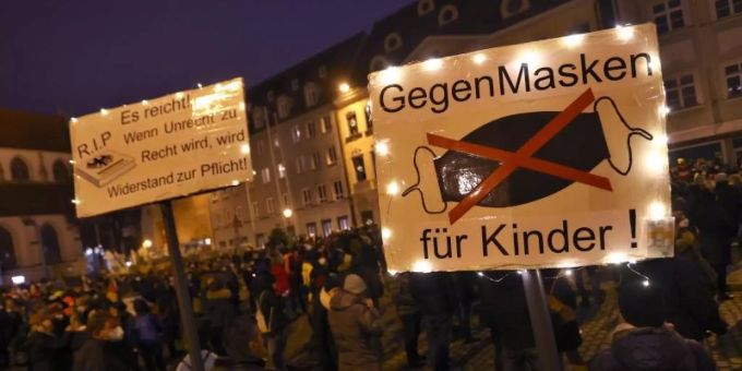 Demonstrationen unterliegen Regelungen. Mit sogenannten Spaziergängen versuchen Kritiker der Corona-Massnahmen, diese auszuhebeln. (Bild aus Augsburg). Foto: Karl-Josef Hildenbrand/dpa Demonstrationen unterliegen Regelungen. Mit sogenannten Spaziergängen versuchen Kritiker der Corona-Massnahmen, diese auszuhebeln. (Bild aus Augsburg). Foto: Karl-Josef Hildenbrand/dpa