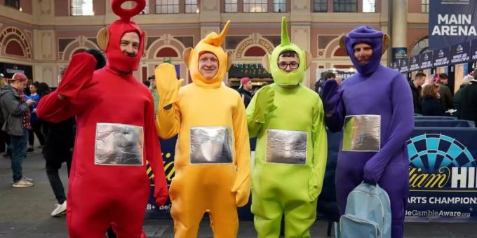 Als Teletubbies verkleidete Darts-Fans stehen vor dem Alexandra Palace. Foto: Tess Derry/PA Wire/dpa Als Teletubbies verkleidete Darts-Fans stehen vor dem Alexandra Palace. Foto: Tess Derry/PA Wire/dpa