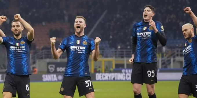 Spieler von Inter Mailand feiern die Tabellenführung nach dem 4:0-Sieg gegen Cagliari Calcio. Foto: Luca Bruno/AP/dpa Spieler von Inter Mailand feiern die Tabellenführung nach dem 4:0-Sieg gegen Cagliari Calcio. Foto: Luca Bruno/AP/dpa