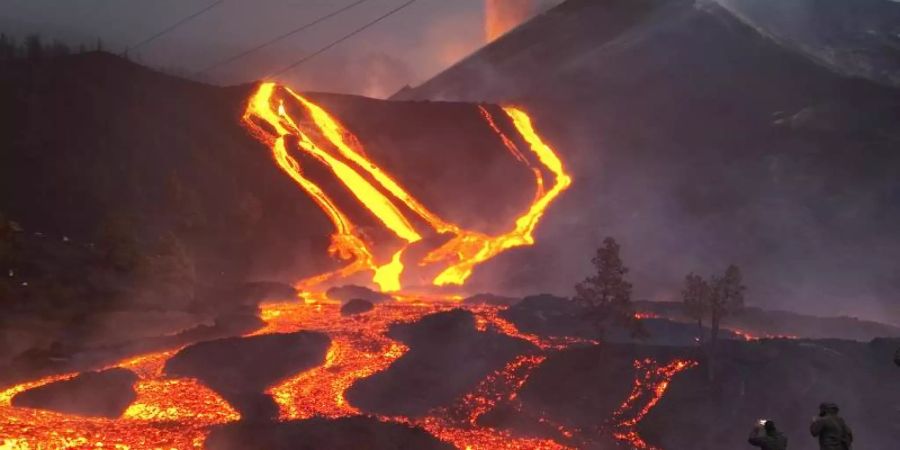 Der Berg spuckt Feuer. Foto: Emilio Morenatti/AP/dpa