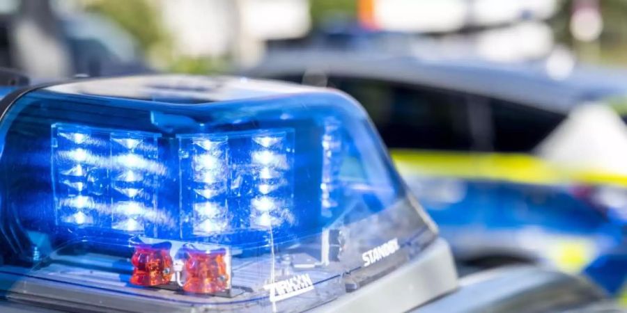 Die Polizei in Düsseldorf wurde am Montag wegen eines handfesten Streits zweier Männer gerufen. Foto: David Inderlied/dpa/Symbolbild