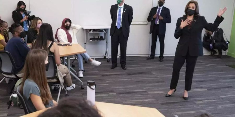 Kamala Harris (r) bei ihrem Besuch an der George Mason University im Bundesstaat Virginia. Die US-Vizepräsidentin ist wegen ihrer Reaktion auf die Äusserungen einer Studentin zu Israel unter Druck geraten. Foto: Jacquelyn Martin/AP/dpa