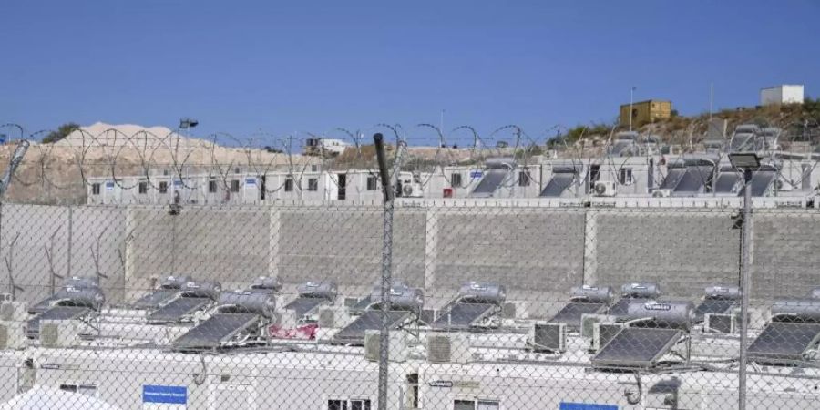 Das Flüchtlingslager auf der griechischen Insel Samos. Foto: Thanassis Stavrakis/AP/dpa