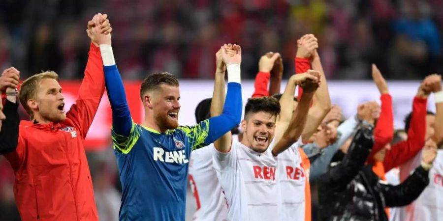 Kölns Spieler feiern vor ihren Fans den Sieg gegen Aufsteiger Fürth. Foto: Marius Becker/dpa