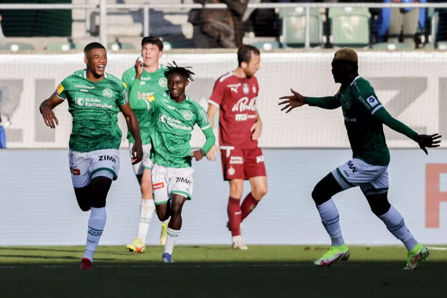 FCSG-Angreifer Kwadwo Duah (l.) jubelt nach seinem Treffer zum 1:0.