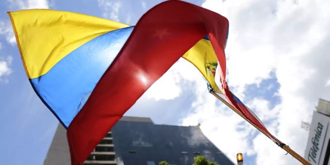 Die Fahne von Venezuela vor einem Gebäude in der Hauptstadt Caracas. venezuela