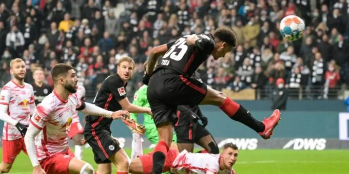 Tuta rettet mit seinem Kopfballtor Eintracht Frankfurt einen Punkt gegen RB Leipzig. Foto: Sebastian Gollnow/dpa Tuta rettet mit seinem Kopfballtor Eintracht Frankfurt einen Punkt gegen RB Leipzig. Foto: Sebastian Gollnow/dpa