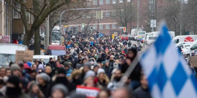 Die grössten Demonstrationen gab es am Sonntag in Nürnberg und Schweinfurt. Foto: -/dpa Die grössten Demonstrationen gab es am Sonntag in Nürnberg und Schweinfurt. Foto: -/dpa
