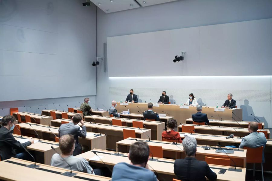 So sieht in Zeiten der Pandemie der Medienkonferenzsaal des Bundes aus: Beschränkte Teilnehmendenzahl, nur einige Medienschaffende werden zugelassen.