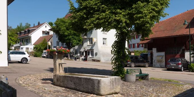 Der Dorfbrunnen in Känerkinden mit einer Ruhebank. Der Dorfbrunnen in Känerkinden mit einer Ruhebank.