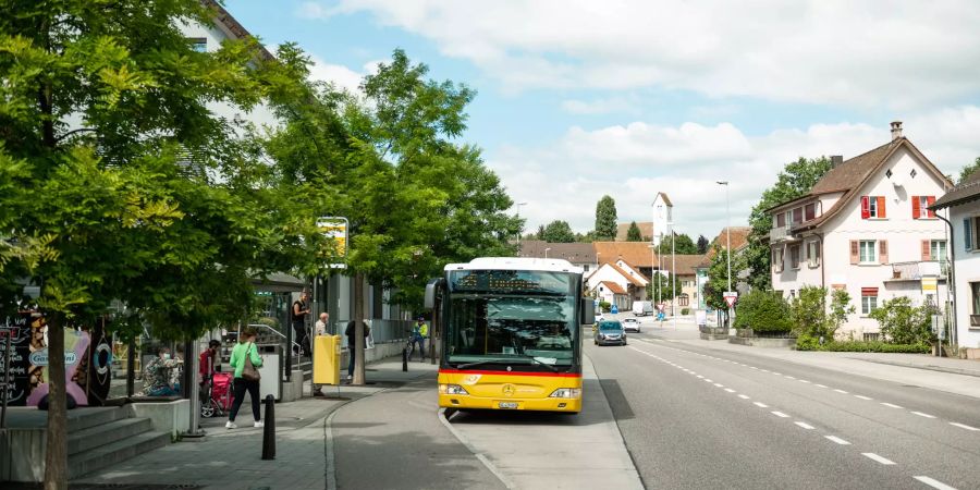 Busdurchfahrt Richtung Laufenburg an der Hauptstrasse in Frick Unterdorf.