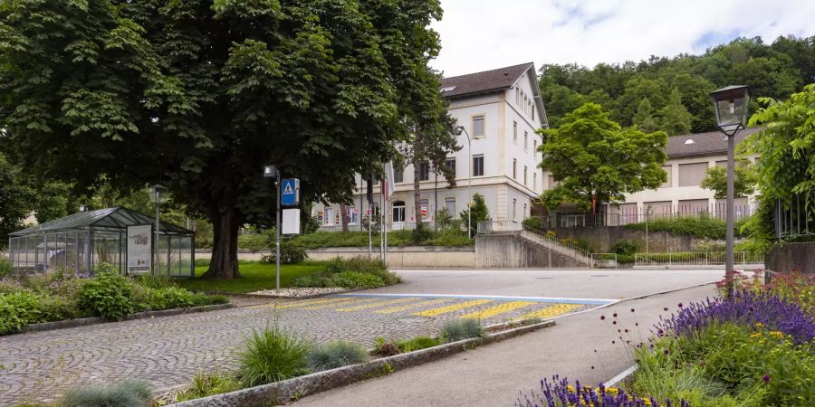 Das Schulhaus an der Baselstrasse 5 in Laufen.