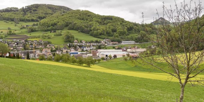 Blick von Läufelfingen in Richtung Oberdorf, rechts im Bild (hinter dem Baum) der Wisenberg. Blick von Läufelfingen in Richtung Oberdorf, rechts im Bild (hinter dem Baum) der Wisenberg.