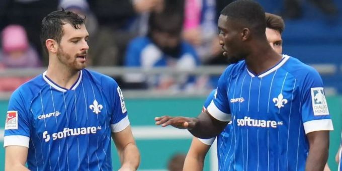 Die Spieler von Darmstadt 98 feiern das 4:0 gegen den FC St. Pauli. Foto: Thomas Frey/dpa Die Spieler von Darmstadt 98 feiern das 4:0 gegen den FC St. Pauli. Foto: Thomas Frey/dpa