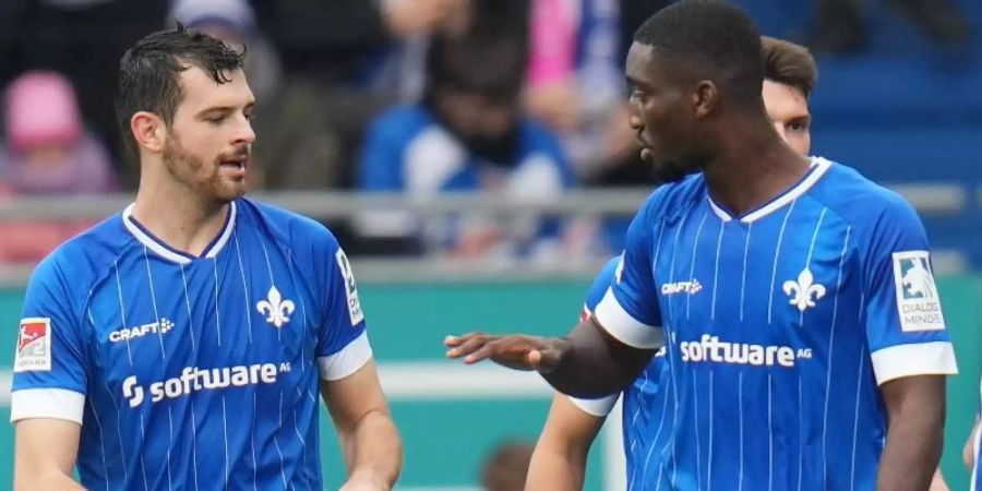 Die Spieler von Darmstadt 98 feiern das 4:0 gegen den FC St. Pauli. Foto: Thomas Frey/dpa