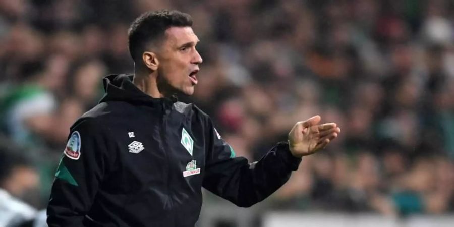 Danijel Zenkovic wird möglicherweise auch beim nächsten Spiel von Werder Bremen noch auf der Trainerbank des Bundesliga-Absteigers sitzen. Foto: Carmen Jaspersen/dpa