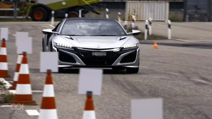 Wenn er darf, zum Beispiel auf einem abgesperrtem Kurs, ist der NSX richtig schnell. Cyndie auf der Stecke