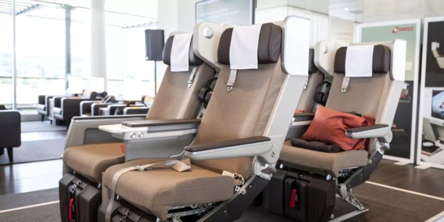 Die Swiss kommt beim Einbau der Sitze der neuen Reiseklasse 'Premium Economy Class' nicht wie geplant voran. Zum Start des Sommerflugplans 2022 im April wird nur ein Teil der Flotte damit ausgerüstet sein.(Archivbild)