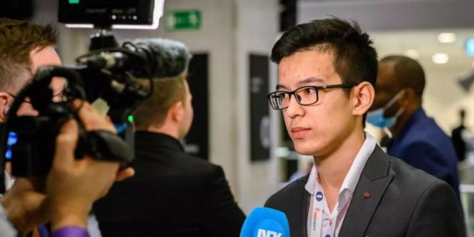Der 17-jährige Nodirbek Abdusattorow ist nun Schnellschach-Weltmeister. Foto: Stefan Löffler/dpa Der 17-jährige Nodirbek Abdusattorow ist nun Schnellschach-Weltmeister. Foto: Stefan Löffler/dpa