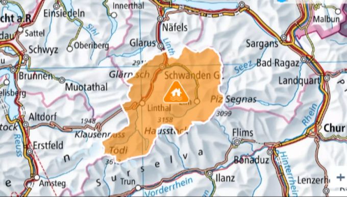 Entlang der Linth herrscht hohe Hochwassergefahr und Überschwemmung. glarus überschwemmung