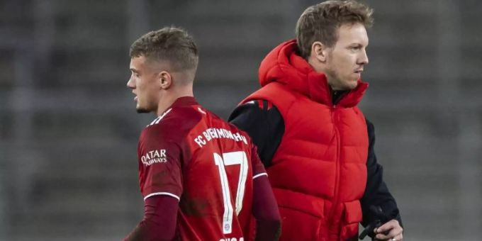 Vor dem Absprung beim FC Bayern: Michael Cuisance (l) geht an Trainer Nagelsmann vorbei. Foto: Tom Weller/dpa Vor dem Absprung beim FC Bayern: Michael Cuisance (l) geht an Trainer Nagelsmann vorbei. Foto: Tom Weller/dpa