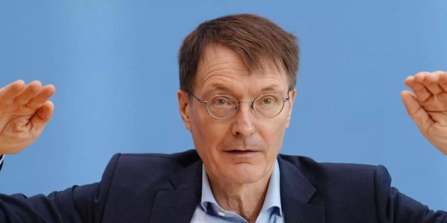 Karl Lauterbach spricht während einer Pressekonferenz zur aktuellen Corona-Lage. Foto: Kay Nietfeld/dpa