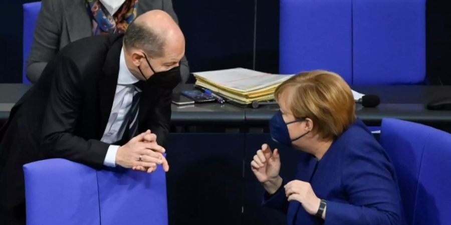 Scholz und Merkel im Bundestag