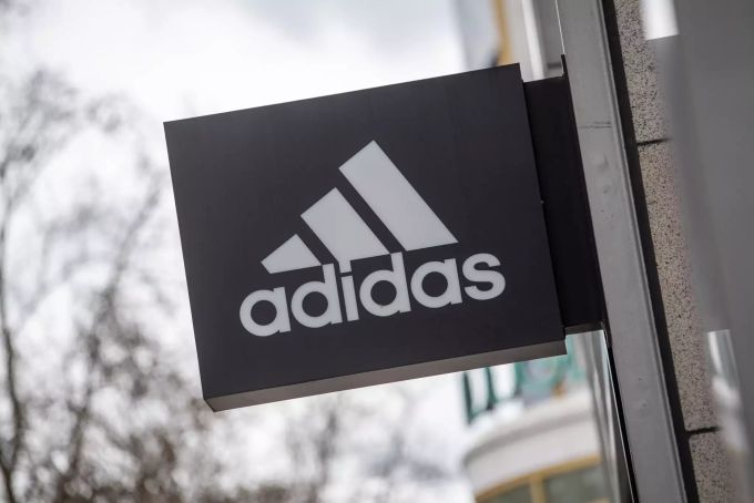An der Fassade des Adidas Stores in der Tauentzienstrasse hängt das Logo des Unternehmens Adidas DFB