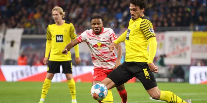 Mats Hummels (Borussia Dortmund) und Leipzigs Christopher Nkunku kämpfen um den Ball. mats hummels