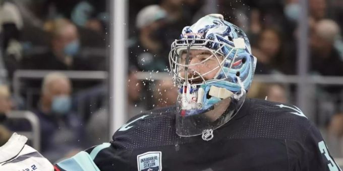 Kraken Goalie Philipp Grubauer freut sich über die Entwicklung des deutschen Eishockeys. Foto: Ted S. Warren/AP/dpa Seattle Kraken
