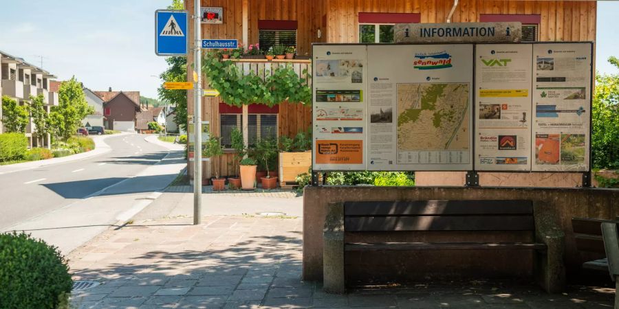 Informationstafel in der Gemeinde Sennwald im Wahlkreis Werdenberg (SG).