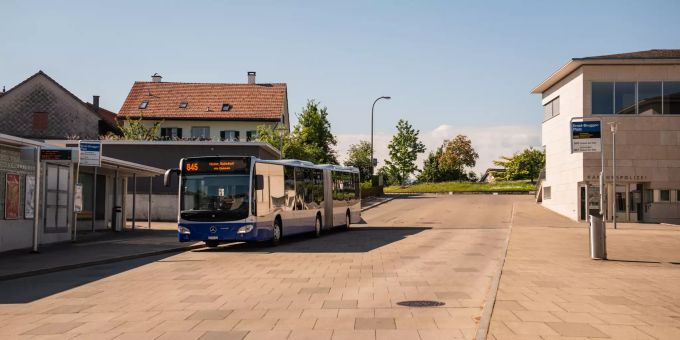 Die Bushaltestelle Ernst-Brugger-Platz Gossau (ZH). Die Bushaltestelle Ernst-Brugger-Platz Gossau (ZH).