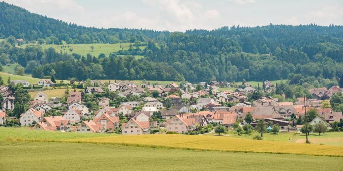 Blick auf Hittnau, eine Gemeinde im Bezirk Pfäffikon des Kantons Zürich. Blick auf Hittnau, eine Gemeinde im Bezirk Pfäffikon des Kantons Zürich.