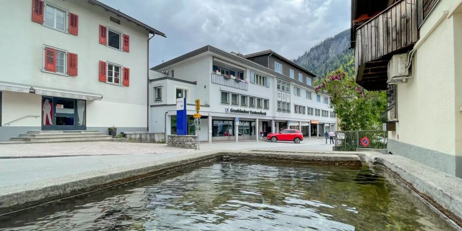 Brunnen mit Ausblick auf das Gemeindehaus in Schiers.