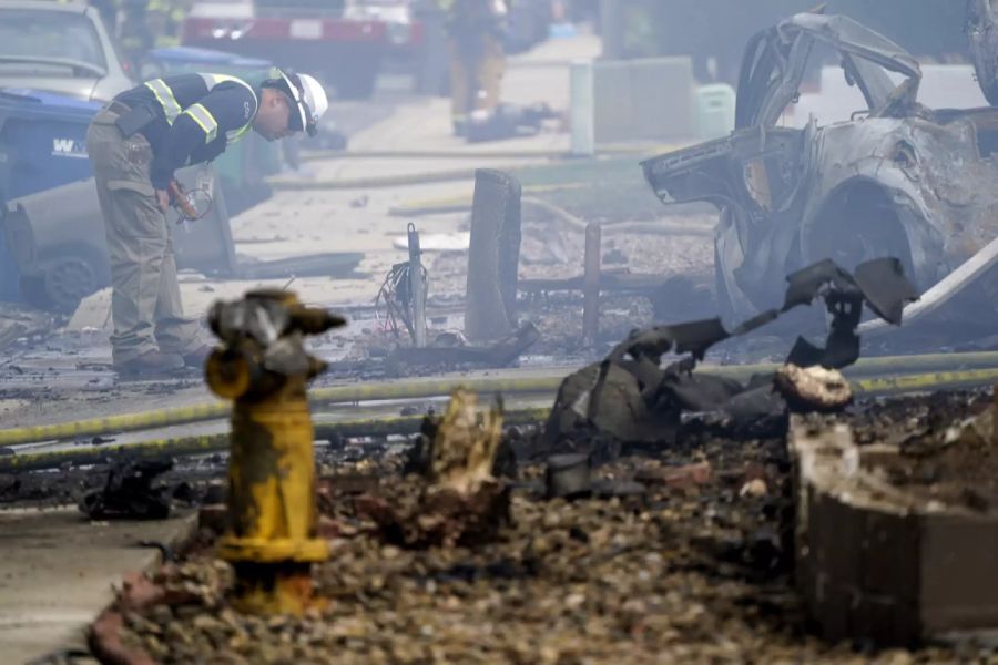 Ein Flugzeugteil liegt neben einer Strasse in Südkalifornien.