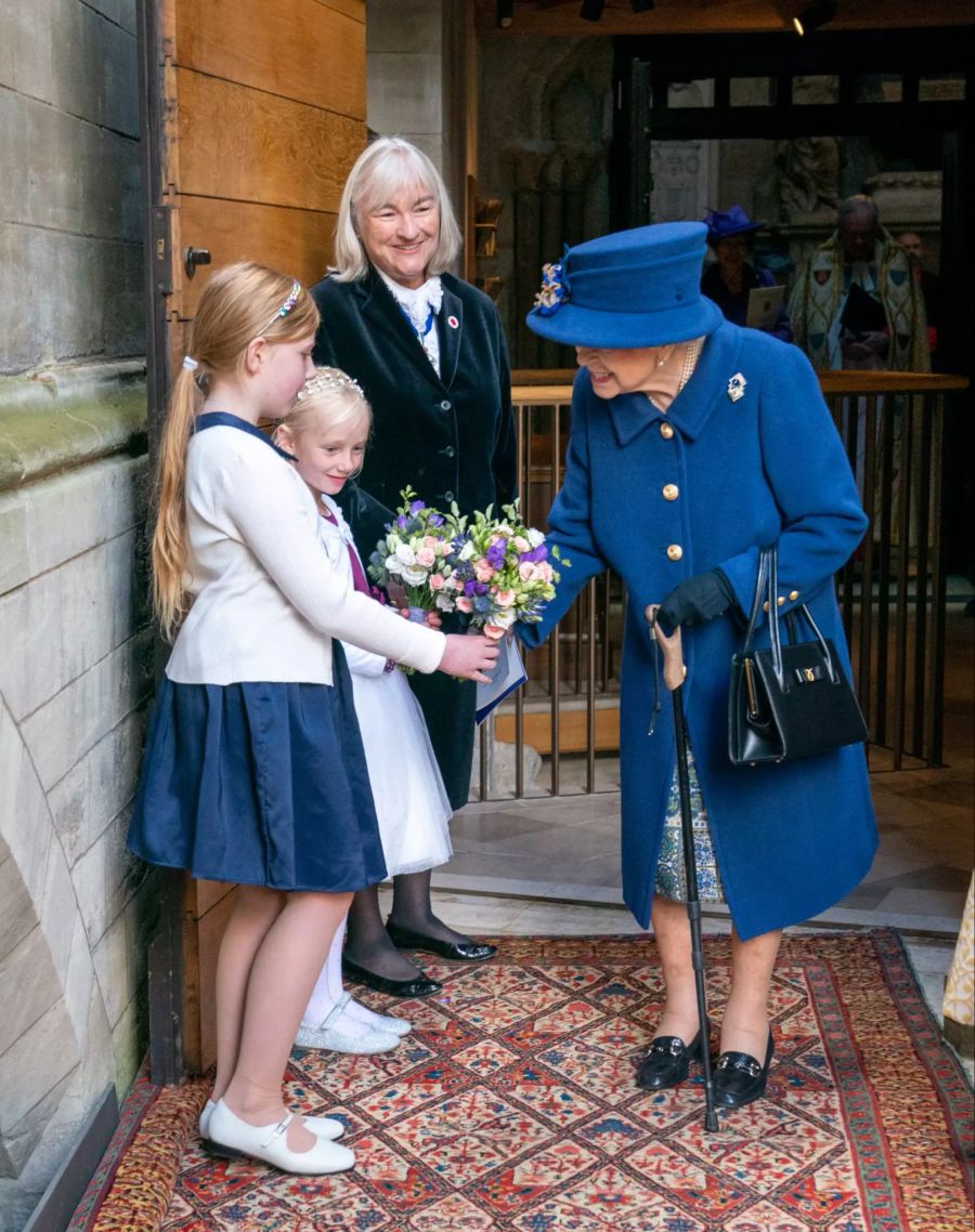 Bei ihrem Besuch in der Westminster Abbey geht die Queen am Stock.