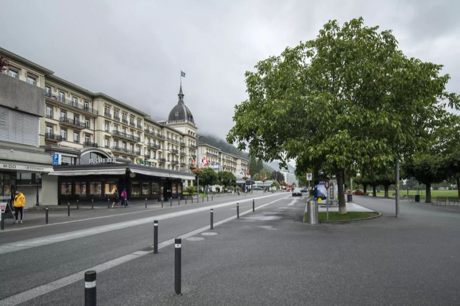 Sicht auf den Höheweg mit Flaniermeile und dem Hotel Victoria Jungfrau, am Donnerstag, 16. Juli 2020, in Interlaken.