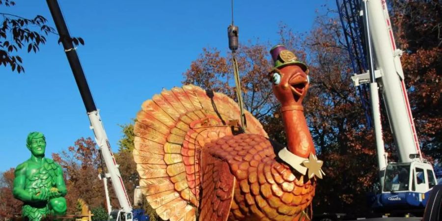 Figuren werden für die alljährliche Thanksgiving-Parade vorbereitet. Foto: Christina Horsten/dpa