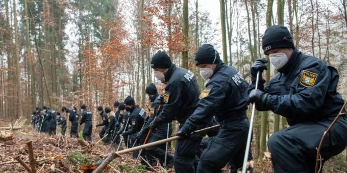 Polizisten durchsuchen ein Waldstück bei Kipfenberg. Foto: Stefan Puchner/dpa Polizisten durchsuchen ein Waldstück bei Kipfenberg. Foto: Stefan Puchner/dpa