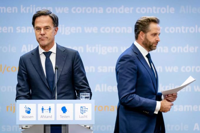 Mark Rutte verkündete am Freitagabend eine erneute Ausgangssperre. Dutch government's presser on coronavirus restrictions