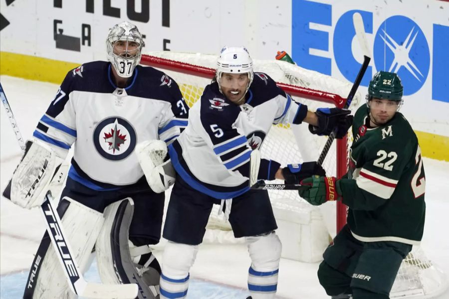 Kevin Fiala (r.) gelingen beim 7:1-Kantersieg der Minnesota Wild gleich zwei Assists.