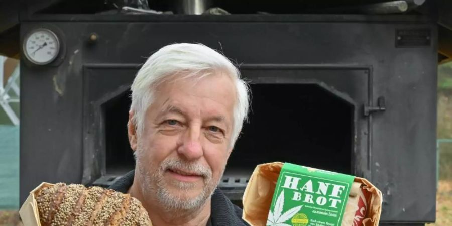 Wolfgang Scharmer, Bäckermeister im Ruhestand, zeigt sein Hanfbrot und die Backmischung. Foto: Patrick Pleul/dpa-Zentralbild/dpa