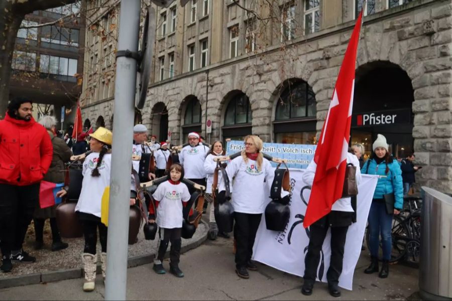 Die Freiheitstrychler an der Demo gegen Maskenpflicht an den Zürcher Schulen.