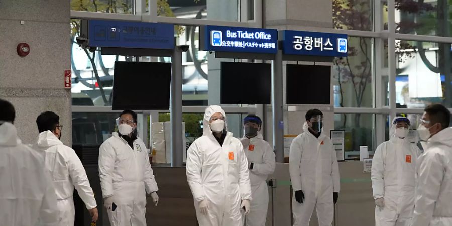 Nachdem die Zahl der täglichen Coronavirus-Infektionen in Südkorea zum ersten Mal seit Beginn der Pandemie die Zahl von 5.000 überstieg, gilt nun Quarantänepflicht für alle Einreisenden. Foto: Ahn Young-Joon/AP/dpa