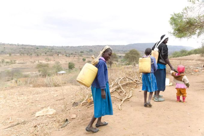 Bei einer langanhaltenden Dürre sind Menschen oft auf humanitäre Hilfe angewiesen, um zu überleben. Familie in Kenya