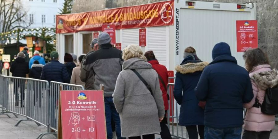 Einlasskontrolle auf einem Weihnachtsmarkt in Salzburg