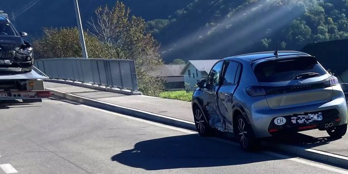 An den Fahrzeugen entstand Sachschaden. Kantonspolizei Glarus