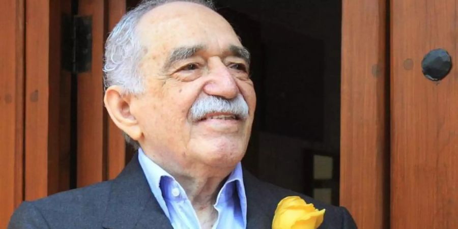 Der Schriftsteller Gabriel Garcia Marquez lächelt vor seinem Haus in Mexiko-Stadt. Mehr als sieben Jahre nach dem Tod des kolumbianischen Schriftstellers wird seine Garderobe veräussert. Foto: Mario Guzman/epa efe/dpa