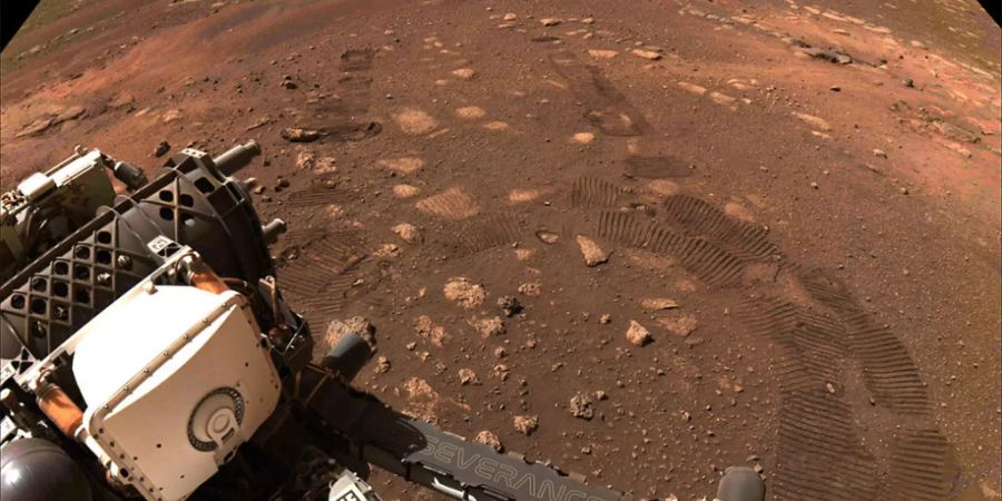 Der Rover «Perseverance» der NASA fährt über den Planeten Mars.